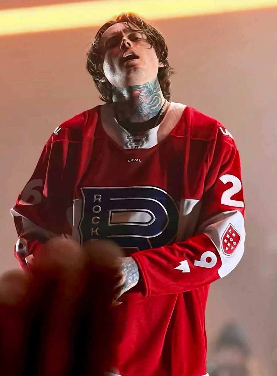 goodomensbr's tweet photo. Noah Sebastian de vermelho. Era só isso que eu tinha para dizer.

 Boa tarde https://t.co/Ryssq6JAyG