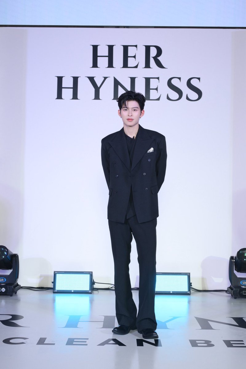 HerHynessBeauty's tweet photo. Her Hyness ขอขอบคุณทุก ๆ คนมาก ๆ จากใจเลยนะค้า 🧡✨
ที่มาร่วมเป็นส่วนหนึ่งของโมเมนต์สุดพิเศษกับ Her Hyness และ ท่านปอนด์ ณราวิชญ์ Brand Ambassador ของเรา 🫶🏻

ขอบคุณทุกคนที่มาร่วมสร้างบรรยากาศน่ารัก ๆ และเก็บโมเมนต์แห่งความประทับใจไปด้วยกันในครั้งนี้กับงาน The Science and Soul Behind No.1 Mask นะคะ

และขอบคุณที่คอยซัพพอร์ตและมอบความรักให้กับ ท่านปอนด์ Brand Ambassador สุดหล่อของเรา รวมถึง Her Hyness เสมอมานะคะ 🧡 ดีใจมาก ๆ ที่ได้เจอกับทุกคนในทุกอีเวนต์ค่า และหวังว่าจะได้มีโมเมนต์ดี ๆ แบบนี้ด้วยกันอีกเรื่อย ๆ เลยน้า

ไปกันต่อ! 👀✨ รอติดตามกันได้เลยว่า Her Hyness x Pond Naravit จะมีอะไรสนุก ๆ มาให้ทุกคนได้เซอร์ไพรส์กันอีก บอกเลยว่าโมเมนต์น่ารัก ๆ ของเรายังไม่หมดแค่นี้แน่นอน 🧡🫶🏻
แล้วเจอกันใหม่ในกิจกรรมหน้าค่า ✨

#HerHynessNo1Mask #HerHynessxPond #HerHyness #No1CleanBeauty