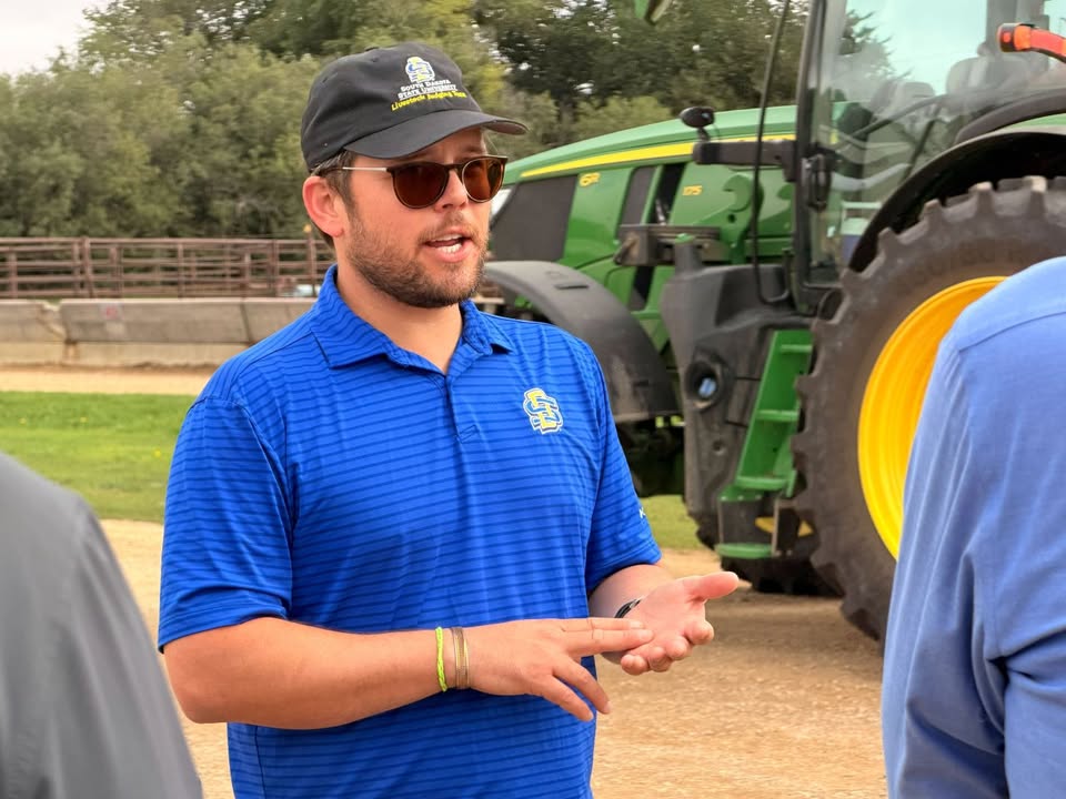 CleanFuelsAA's tweet photo. From food, feed and fuel to industrial uses, soybeans are a versatile crop adding value across multiple industries. Last week during @sdsoybean's media tour, Heather Buechter and Jason Brasier got a firsthand look at the many applications driving demand for #soybeans including a stop at #biodiesel distributor Vollan Oil. 

The tour provided an opportunity to educate audiences on soy's sustainable impact and the innovation moving the industry forward. 

#connectedenergy