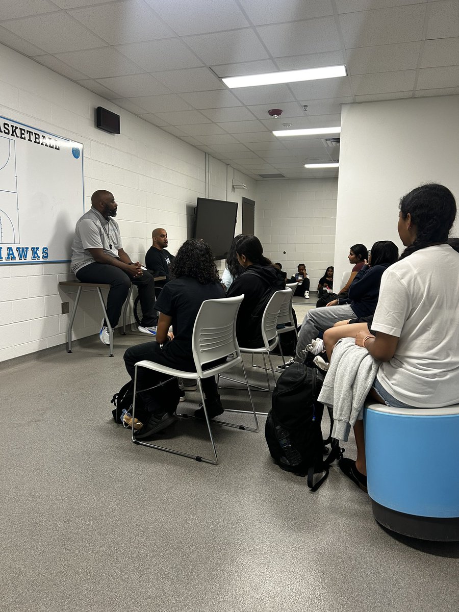 RockHillGBB's tweet photo. Coach Wilson leading our Wellness Wednesday this week!
Coach Wilson emphasized making the right choices and holding yourself accountable!
BE A MIRROR PERSON NOT A WINDOW PERSON! @cwilsonGOG
#PROSPERPROUD #BLUEHAWKSTRONG https://t.co/fhyFJrLF7B