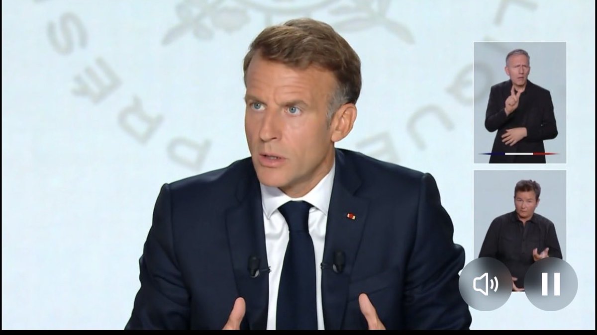 LBleuBlancRouge's tweet photo. 🗣️ Macron sur les carburants : 

« On ne laissera pas les prix s’envoler »

Ça s’écrit « sans voler » en réalité. 😉 https://t.co/SVzXZwaz37