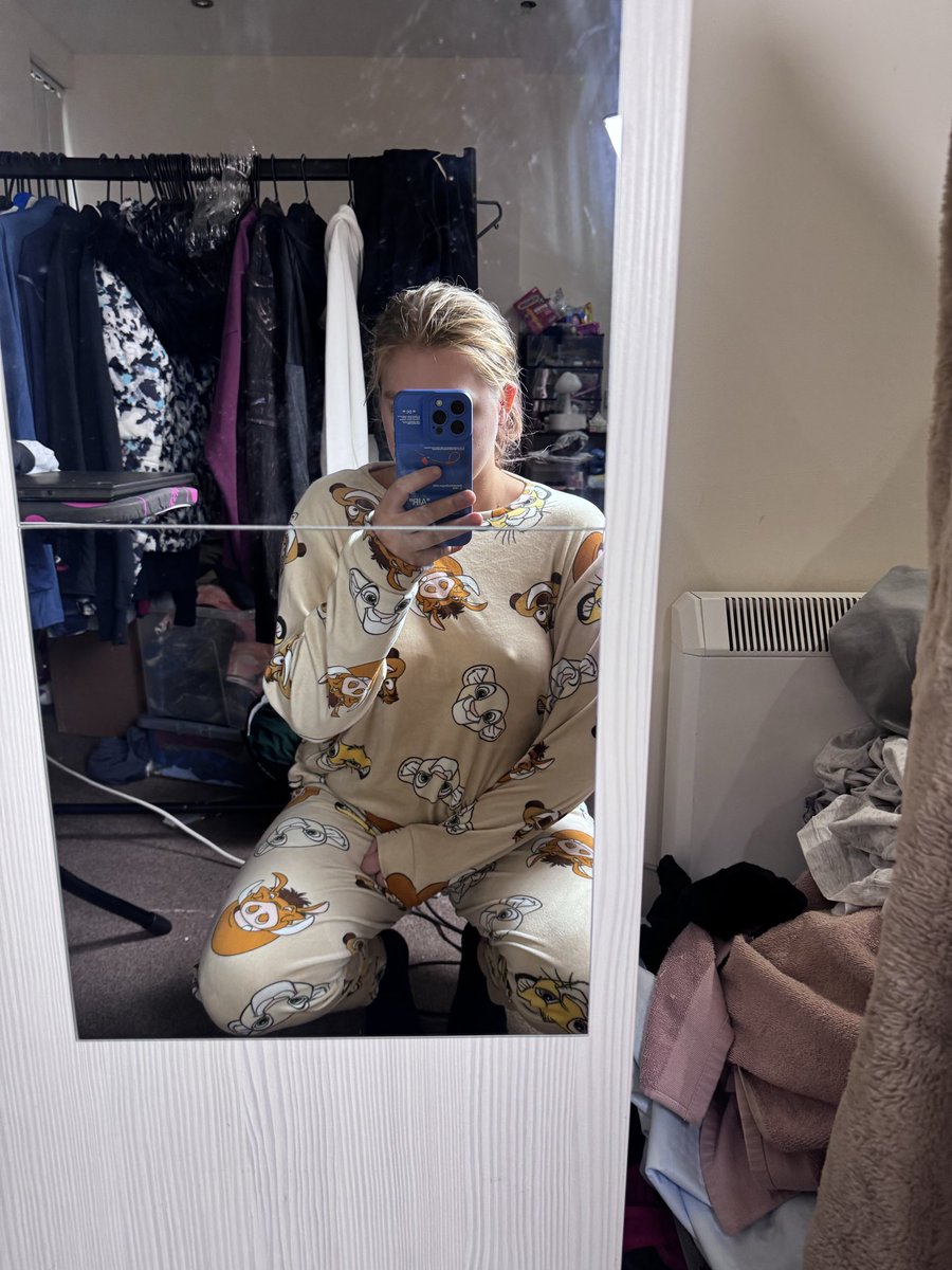 Usunlocked26's tweet photo. Bit unwell today🤒 been really nice to just relax for the day x https://t.co/SgEWMzJqDD