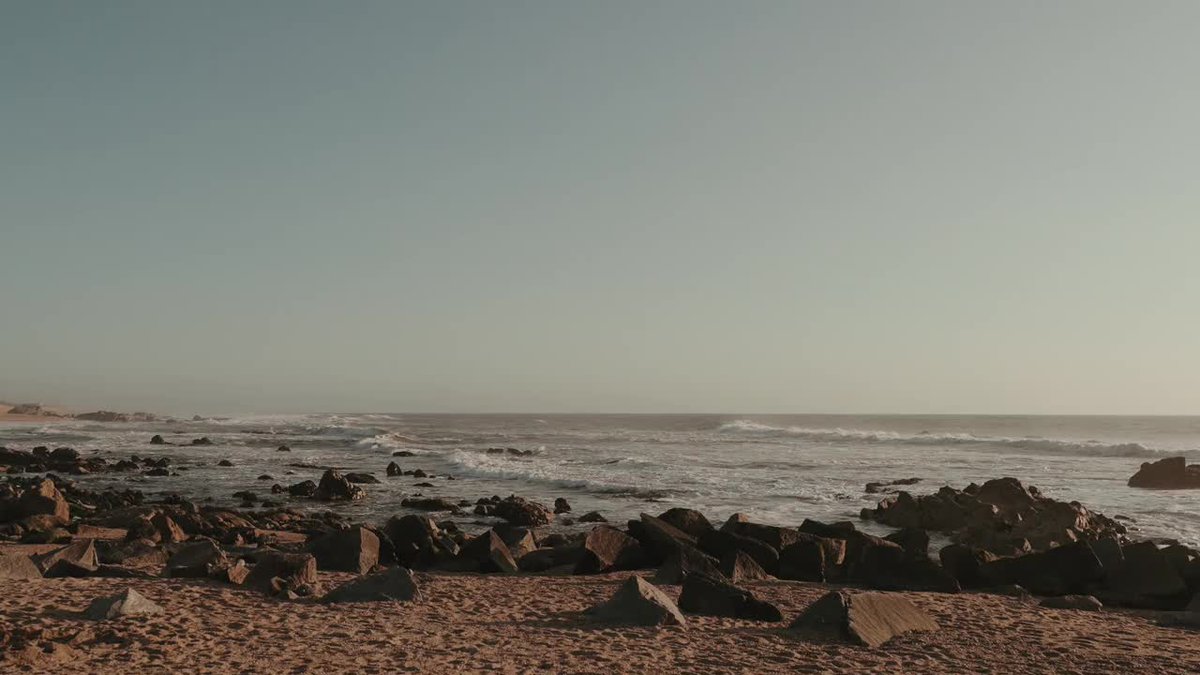 MarguriteCchtv's tweet photo. Just found a hidden coastal spot in Portugal at golden hour—sun dipping low, waves humming, no crowds, just pure magic. https://t.co/elNMY6FWSS