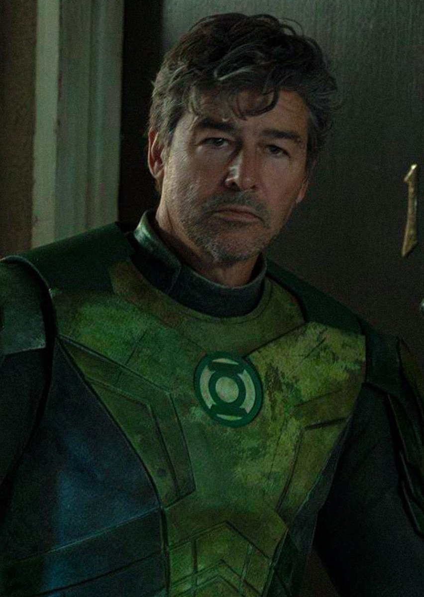 Nacao_DC's tweet photo. Se por algum milagre o Hal Jordan do Kyle Chandler estiver vivo, ele vai ser o maior diamante do DCU.

A possibilidade de vê-lo interagindo com o Superman ou os outros heróis dá uma empolgação genuína.

E acredito que o Kyle Chandler também toparia. Ele tá curtindo muito isso. https://t.co/XSKEdQCH0K