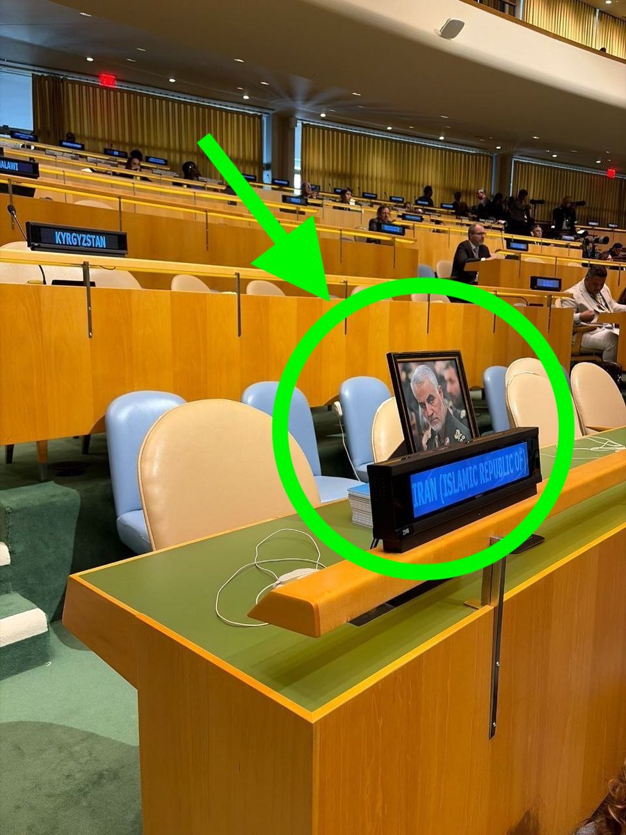 MiguelRuizCalv's tweet photo. 🚨BRUTAL IRÁN🚨

La delegación iraní abandonó la sala de la ONU y mostró una imagen del general Qasem Soleimani durante el discurso de Netanyahu. https://t.co/OsYHfGsRsq