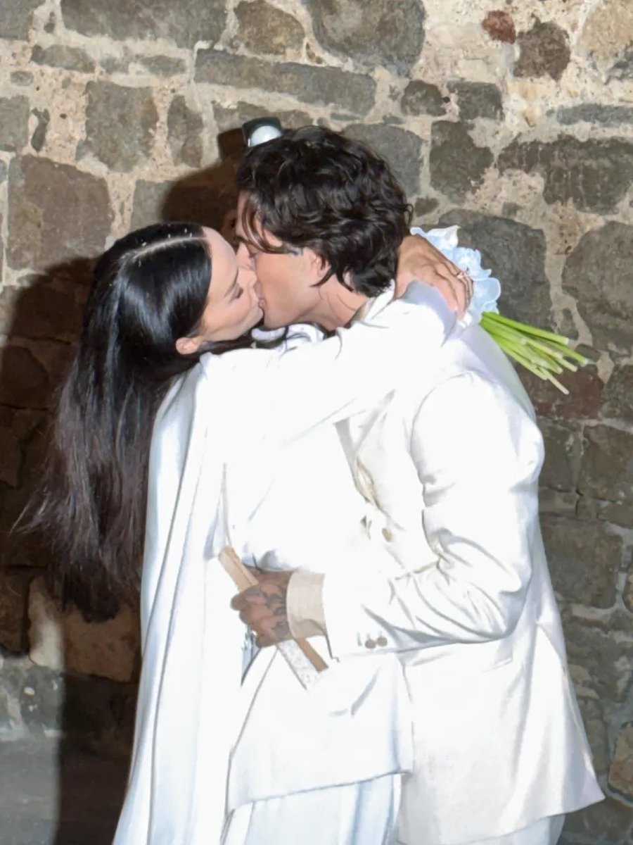 dovecameronbr's tweet photo. Dove Cameron e Damiano David oficialmente casados!!! 💐💍 https://t.co/oLBMxNZM8d