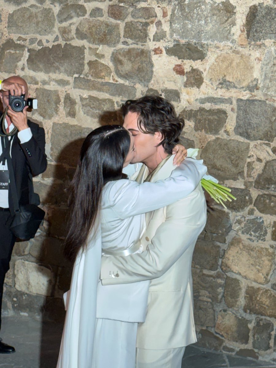 dovecameronbr's tweet photo. Dove Cameron e Damiano David oficialmente casados!!! 💐💍 https://t.co/oLBMxNZM8d