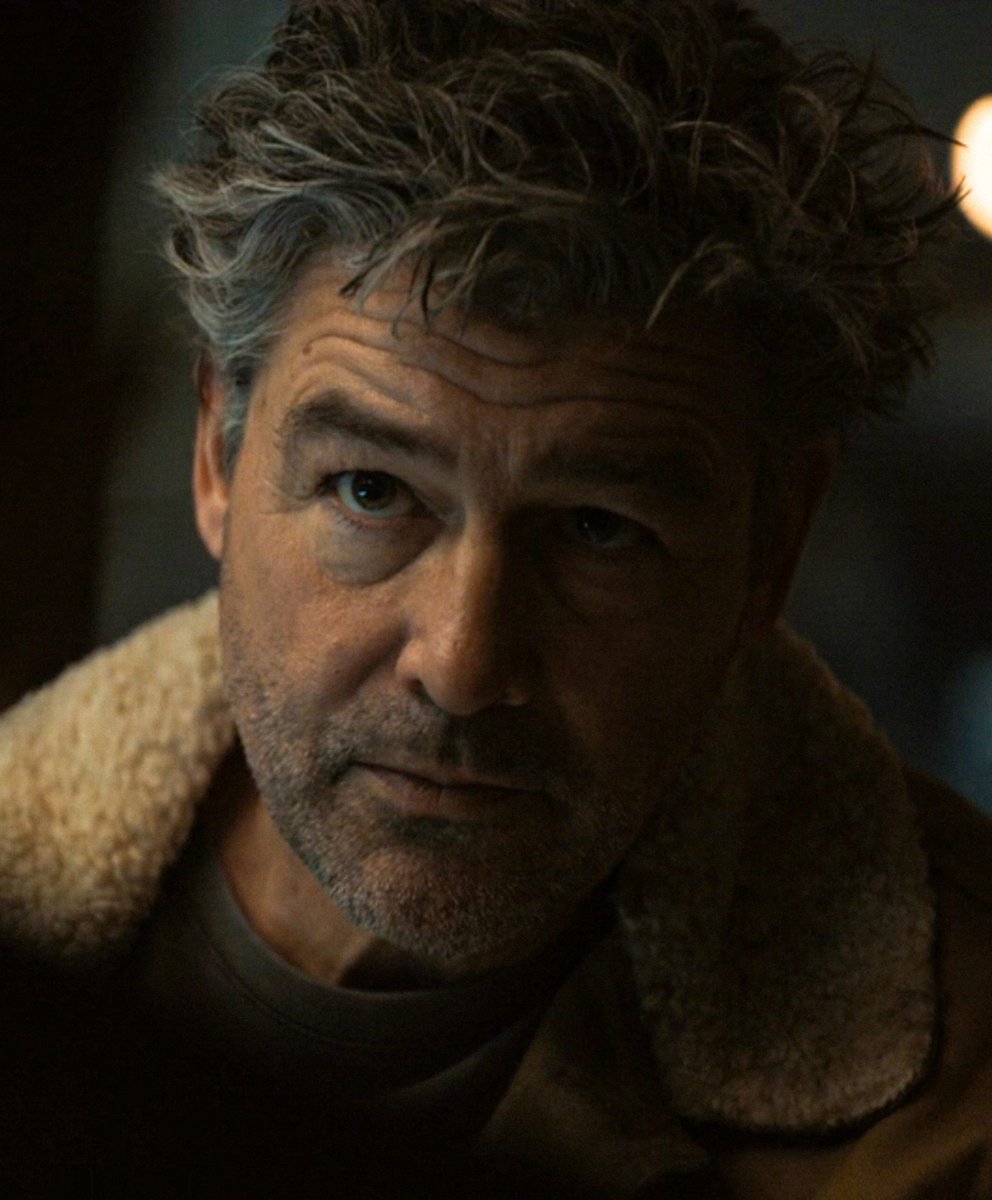 Nacao_DC's tweet photo. Se por algum milagre o Hal Jordan do Kyle Chandler estiver vivo, ele vai ser o maior diamante do DCU.

A possibilidade de vê-lo interagindo com o Superman ou os outros heróis dá uma empolgação genuína.

E acredito que o Kyle Chandler também toparia. Ele tá curtindo muito isso. https://t.co/XSKEdQCH0K