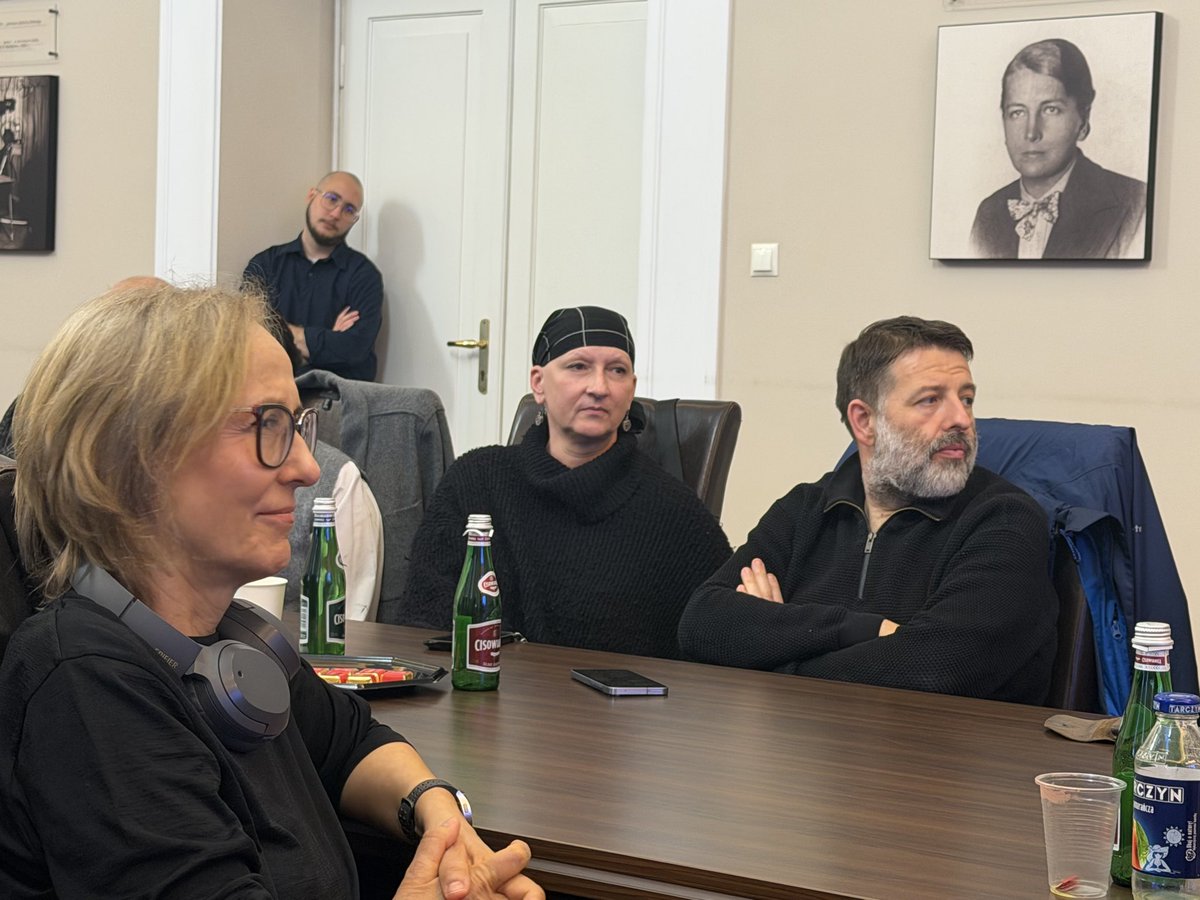 UKRinPL's tweet photo. W rozmowie z @VasylBodnar poruszono temat wyzwań, z jakimi mierzą się wolontariusze, zmieniające się potrzeby oraz przygotowania do niesienia pomocy w nadchodzącą zimę.
Serdecznie dziękujemy wolontariuszom za niestrudzoną pracę, a @PR24_pl - za organizację tego spotkania. https://t.co/y9eofpG19Z