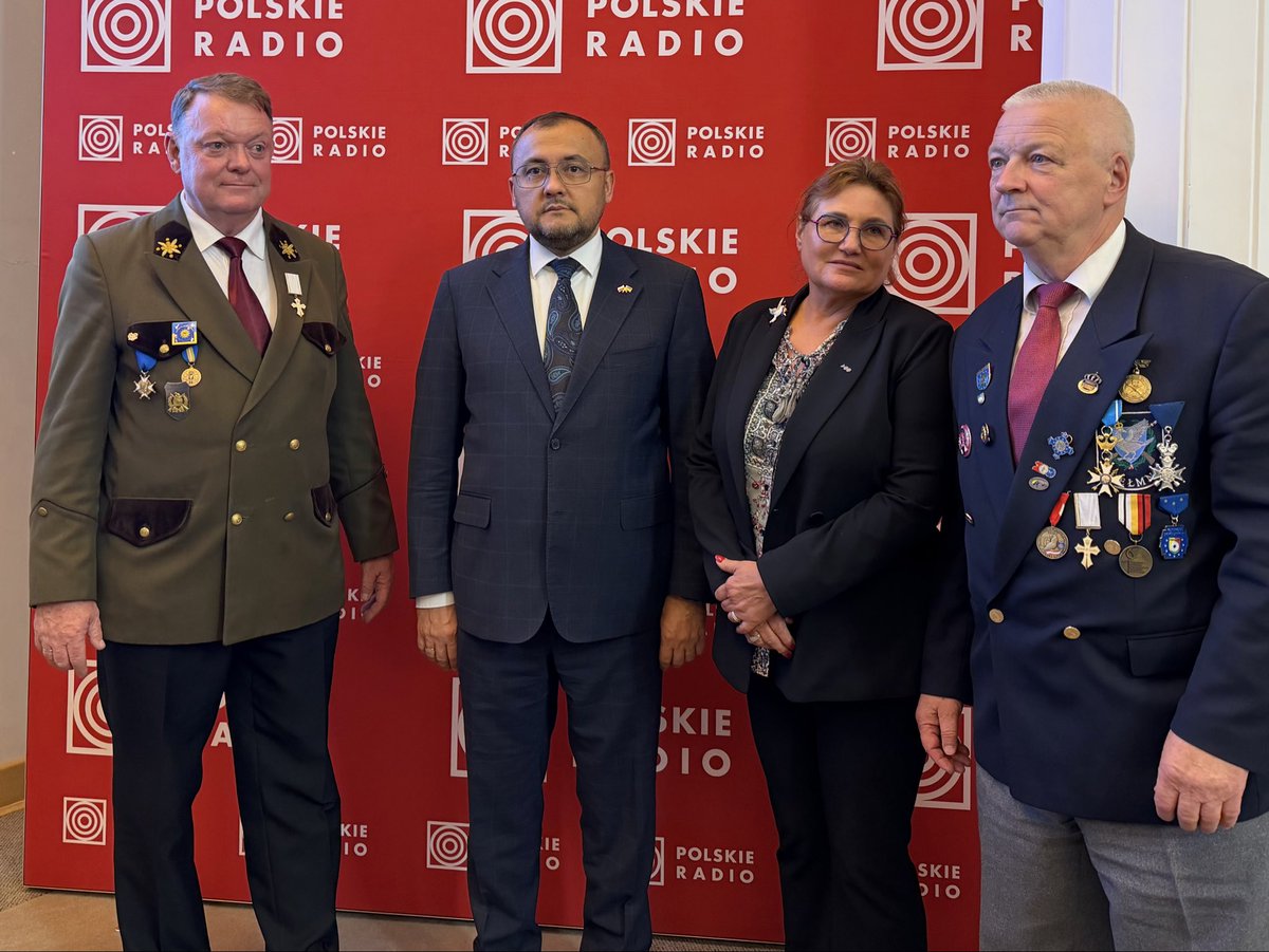UKRinPL's tweet photo. W rozmowie z @VasylBodnar poruszono temat wyzwań, z jakimi mierzą się wolontariusze, zmieniające się potrzeby oraz przygotowania do niesienia pomocy w nadchodzącą zimę.
Serdecznie dziękujemy wolontariuszom za niestrudzoną pracę, a @PR24_pl - za organizację tego spotkania. https://t.co/y9eofpG19Z