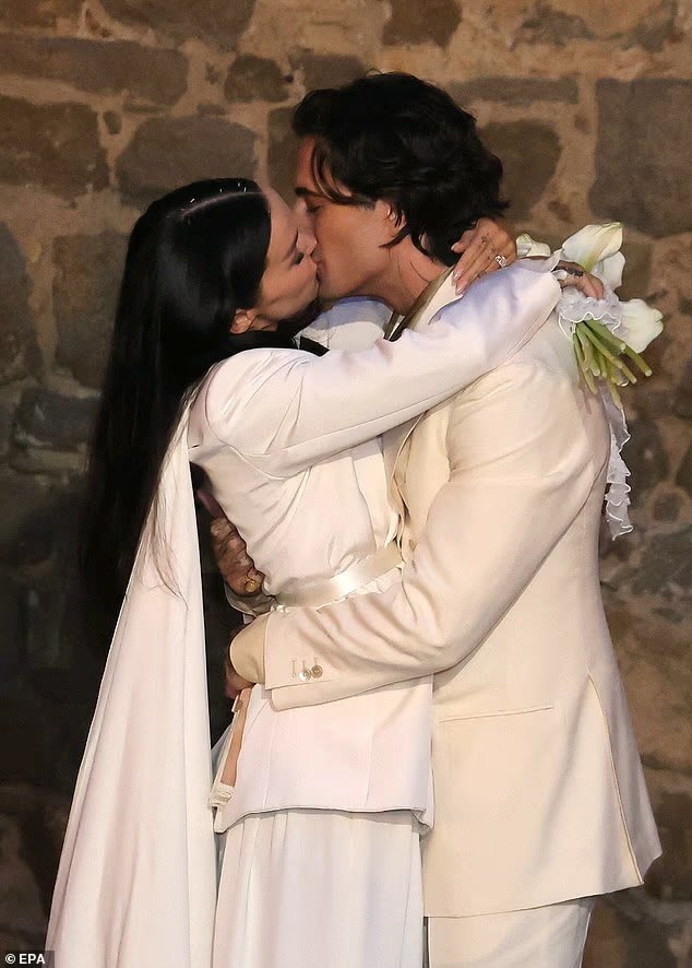 DoveCameronData's tweet photo. Dove Cameron &amp; Damiano David 💍😭 https://t.co/jhTQpaDhhM