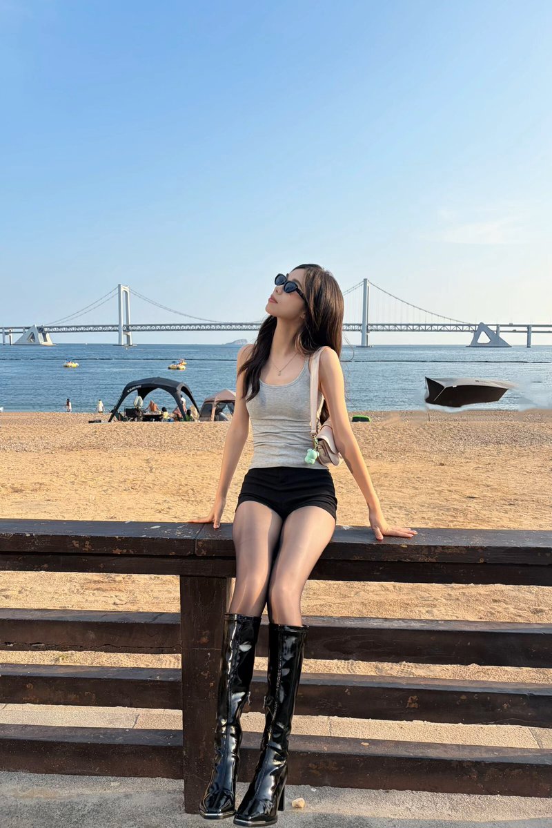 ZoeEberly's tweet photo. 我们都是生活在长沙的普通人，会迷茫会焦虑，但还是要把日子一天天的过下去。如果你也刷到这条帖子那就留下一个小心心再走吧 #长沙 https://t.co/9eIYmufCla