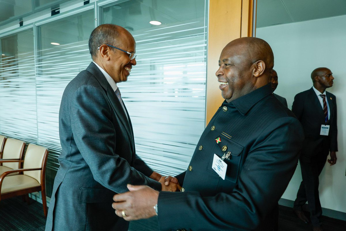 NtareHouse's tweet photo. En marge de la 81ème session de l'Assemblée Générale des Nations Unies , S.E. Évariste Ndayishimiye, Président de la République du #Burundi et Président en exercice de l'Union Africaine, s'est entretenu avec S.E. Mahmoud Ali Youssouf, @ymahmoudali, Président de la Commission de l'Union Africaine.

Les échanges ont porté sur les dossiers en cours ainsi que sur la défense concertée des intérêts et priorités de l'Afrique sur la scène internationale.

Les deux personnalités ont réaffirmé leur engagement à porter une voix africaine unie, forte et cohérente au service de la paix, de l'intégration et du développement du continent.