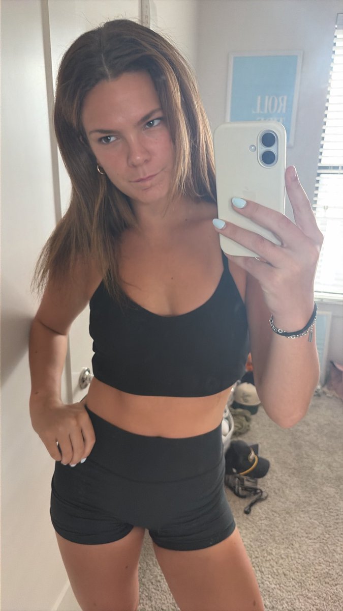 LexiMaebae33's tweet photo. Are u not sending money bc you’re broke??? What’s the hold up https://t.co/QKWd1zP2ve