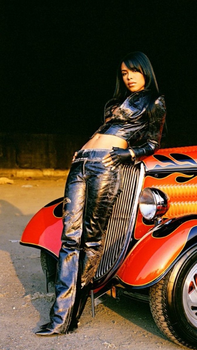 AaliyahLegion's tweet photo. Aaliyah 🤝🏽 Roberto Cavalli https://t.co/Cam10AmZg6