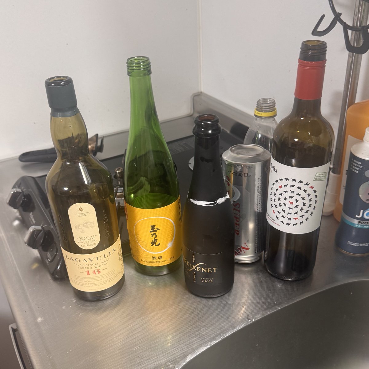 OshroCat's tweet photo. おはよう。

なんかたくさん飲んだっぽい。

去年の誕生日に姉からもらったラガブーリンまで空いててもったいないでござる。 https://t.co/9G5FPCLhpD
