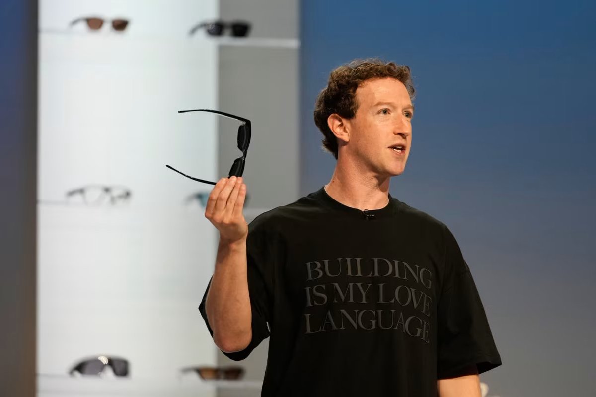 MilliesTools's tweet photo. Meta wants Muse to follow you across devices.

at Connect, it introduced camera free Ray Ban audio glasses, $1,299 VR glasses and a keychain size Muse Charm for talking to its AI agent without opening your phone.

which form factor makes the most sense? https://t.co/KrjjfinziZ