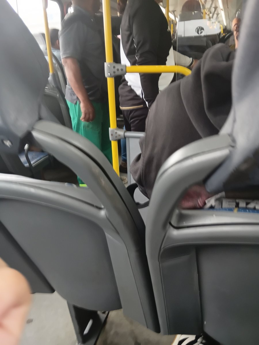 MIXME16's tweet photo. Eu acho que eu tenho muita cara de safado pq os cara evitam de sentar ao meu lado infelizmente https://t.co/CQIpixCvpe