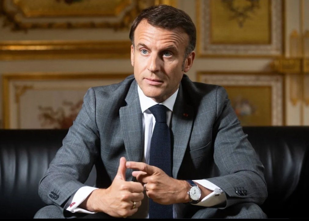 Oxitan30's tweet photo. Macron affirme qu'il n'est pas responsable de la situation catastrophique du pays..

C'est la faute des français..

Le culot personnifié. #Macron20h https://t.co/vi2AA1kyRY