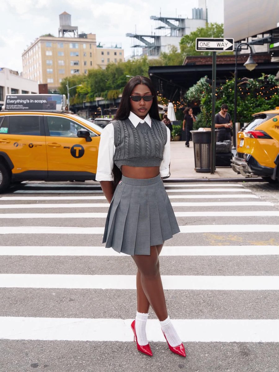 stressedoutnshi's tweet photo. Aniya in this preppy aesthetic + the crossed-leg pose is an ELITE combo 💙🩶 

#AniyaHarvey #AniyaOFFWHITE https://t.co/smpQWP7nOI
