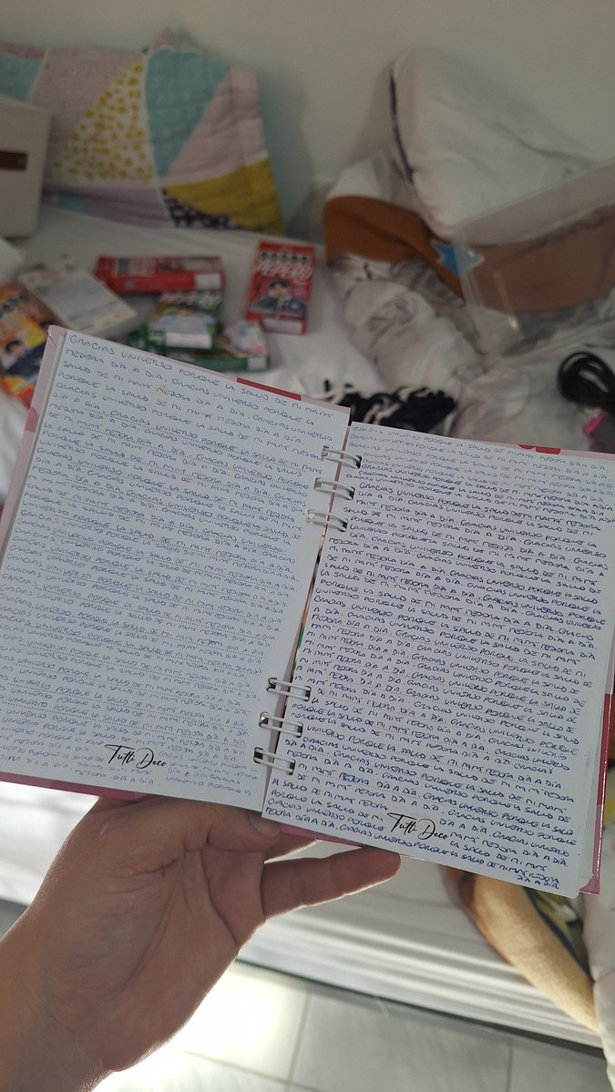 ElLoboChan1's tweet photo. Acomodando mi pieza encontré el cuaderno de cuando caí en la demencia por la enfermedad de mi mamá https://t.co/xQ9DFWreKy