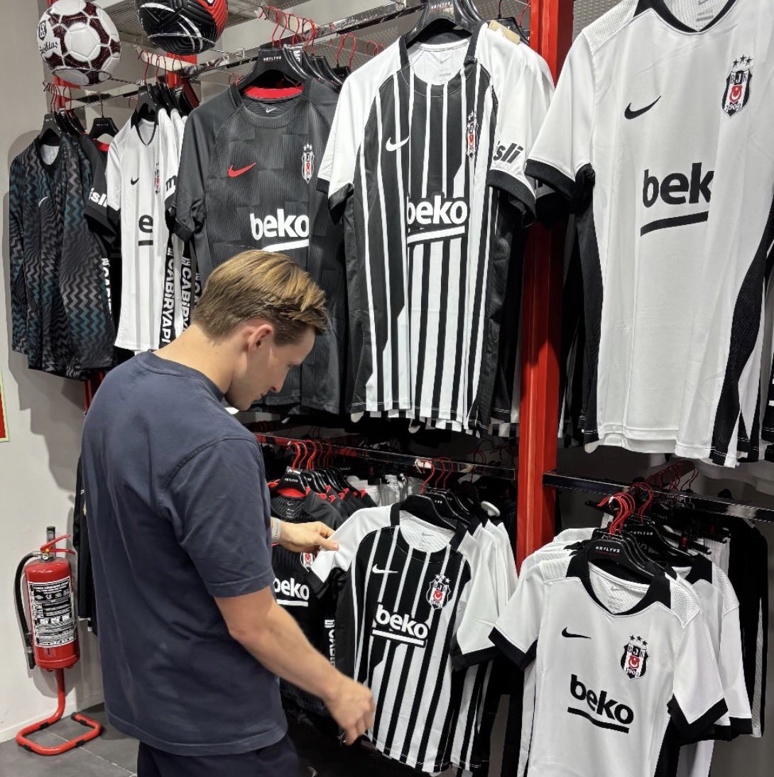 MustafaKratas's tweet photo. Jonas Svensson, İstanbul'a gelip çocuğu için Beşiktaş forması aldı. https://t.co/IDAiKtPbk8