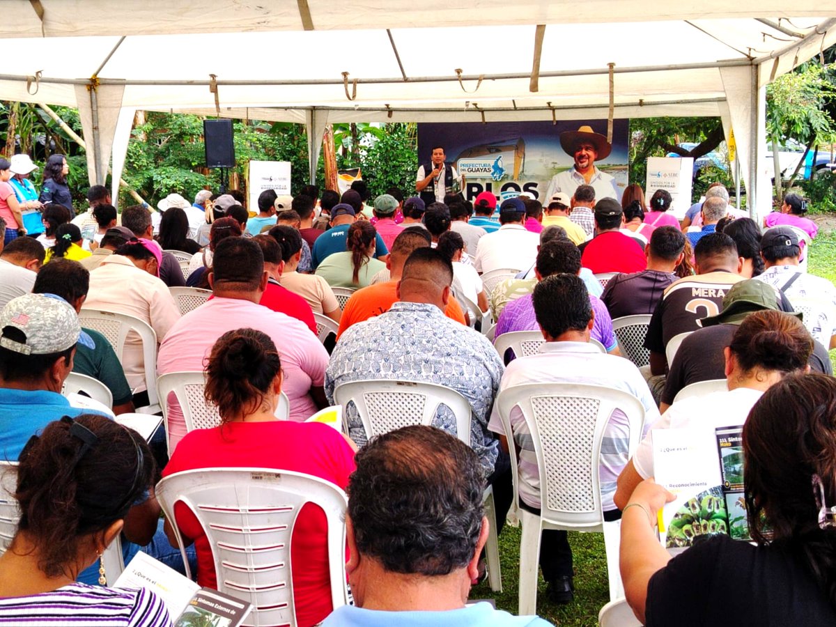 AgrocalidadZ5's tweet photo. 👨🏻‍🏫 | #AgrocalidadCapacita

Junto a @PrefGuayas y @aebeecuador, en #Milagro, capacitamos en medidas de bioseguridad y reconocimiento oportuno de síntomas de #FocR4T y Moko, fortaleciendo prevención, manejo sanitario y proteger cultivos de musáceas.

#ProtegemosElAgroEcuatoriano 💪🏼 https://t.co/8i2tbU3Q9J
