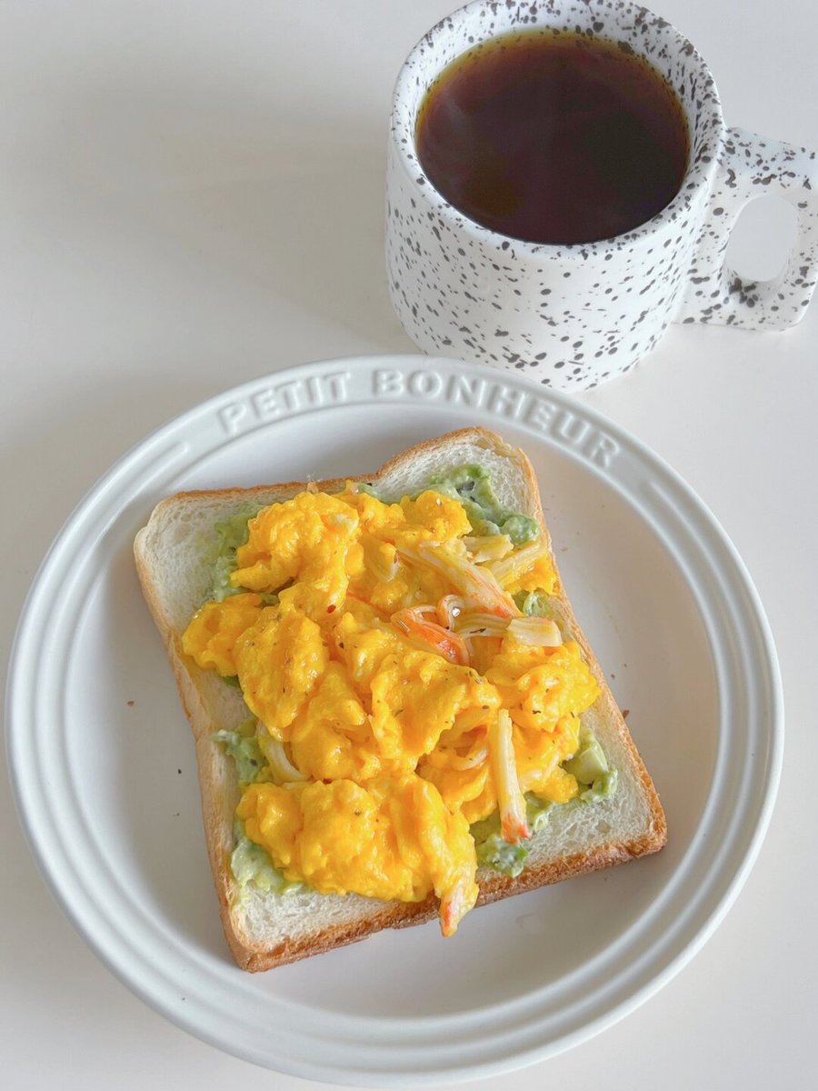 ModestaDahph's tweet photo. Caught the perfect golden hour glow on my homemade avocado toast—crunchy sourdough, creamy avocado, and a sprinkle of chili flakes. Simple, delicious, and my favorite start to the day ， https://t.co/TcIfrdkQnO