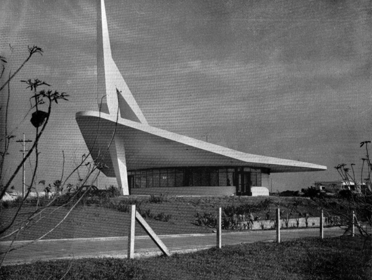 AndreaMatarazzo's tweet photo. Uma obra de NIEMEYER que poucos conhecem.
No Bairro de Rolinopolis, criado pelo dr Sérgio Horta Rolim nos anos 50 e que fica ao lado do Butantan, existe uma interessante construção projetada por Oscar Niemeyer. 
 Hoje o prédio eh utilizado como uma escola . https://t.co/Fe3TDtAGEL