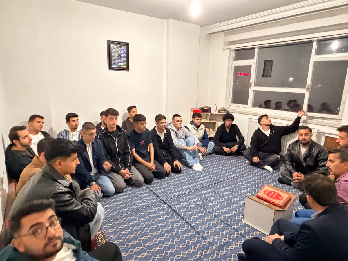 dalyan_abdullah's tweet photo. Ülkü Ocakları Çorum İl Başkanlığı olarak; Kur’an-ı Kerim öğrenimi, temel dini bilgiler ve fıkıh derslerimizi büyük bir hassasiyetle sürdürmekteyiz.
İlimle, ahlakla ve manevi değerlerle yetişmek isteyen tüm genç kardeşlerimizi derslerimize davet ediyoruz. https://t.co/4tJpUb2LMi