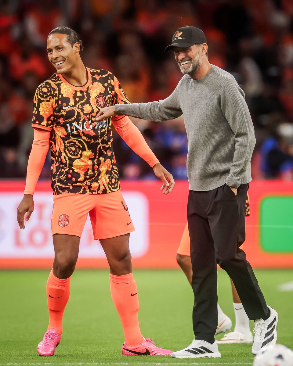brfootball's tweet photo. Jürgen Klopp reunited with his former Liverpool players Cody Gakpo and Virgil Van Dijk 🤗 https://t.co/ZRxu5AIVHQ