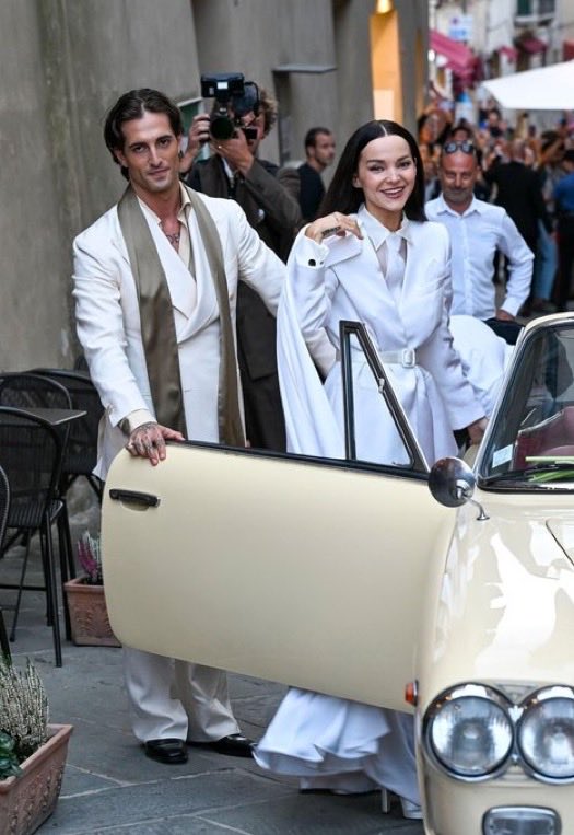 Indie5051's tweet photo. QUE VIVAN LOS ESPOSOS 

damiano david &amp; dove cameron está OFICIALMENTE casados https://t.co/mRG2NztvUm