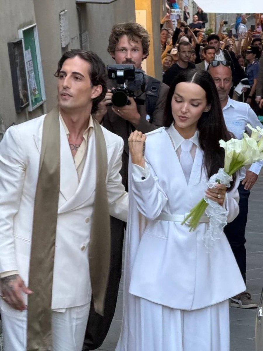 Indie5051's tweet photo. QUE VIVAN LOS ESPOSOS 

damiano david &amp; dove cameron está OFICIALMENTE casados https://t.co/mRG2NztvUm