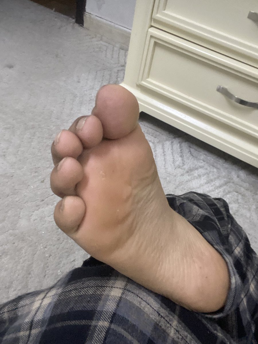 Naifnip's tweet photo. My feet are so soft why don’t you try to massage them ~? 

#feetfetısh #feetِ #feetworshi̇p #soles https://t.co/tDS8KnfHM1