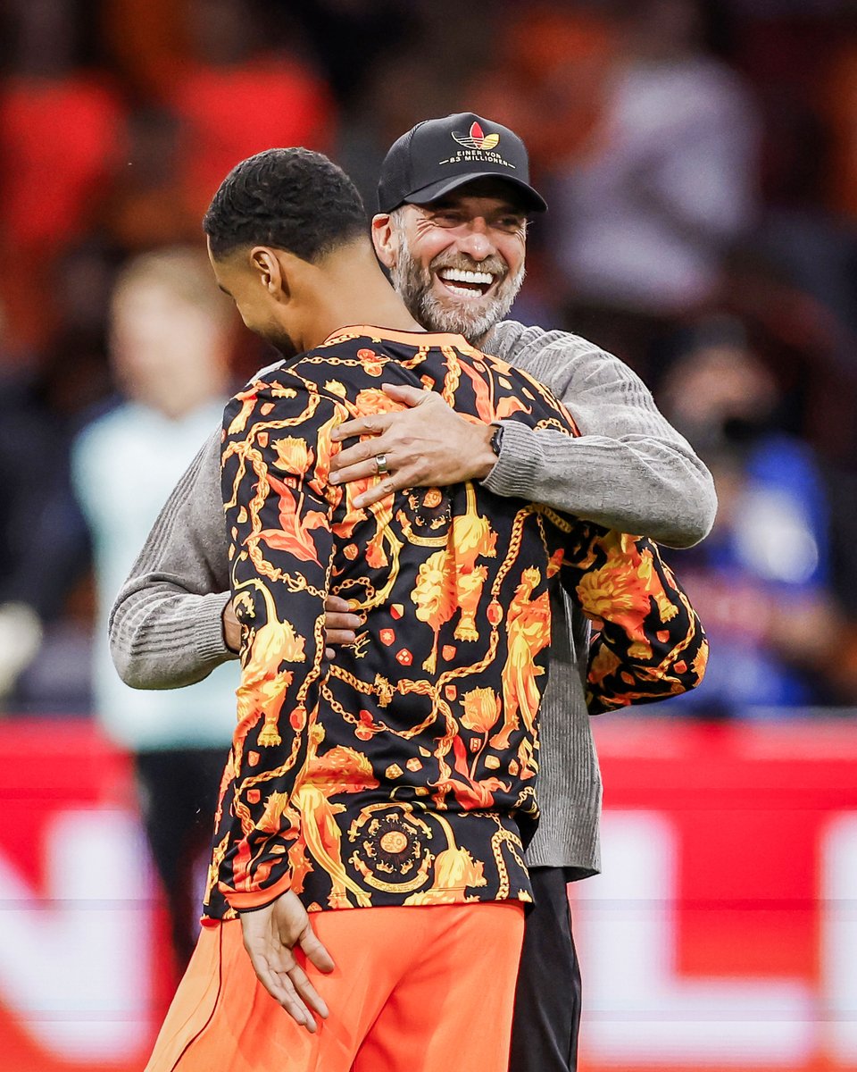 brfootball's tweet photo. Jürgen Klopp reunited with his former Liverpool players Cody Gakpo and Virgil Van Dijk 🤗 https://t.co/ZRxu5AIVHQ