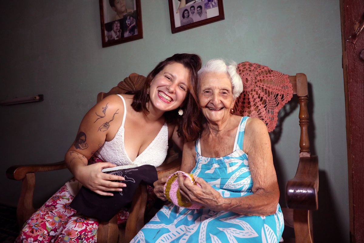 amp_journalist's tweet photo. 🧵Hay una imagen que se resiste a desaparecer en la memoria de Leidy López Pérez de Corcho. Es su tía Haydeé, sentada frente a una máquina de coser, con noventa y tres años a cuestas, enhebrando una aguja sin la ayuda de espejuelos

⬇️Lea la historia en: 
https://t.co/7O5oMJuv5q https://t.co/zmbeoShjEK