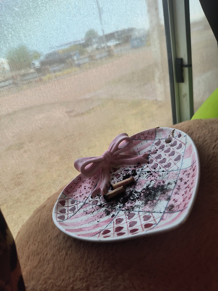 wiredtearsxo's tweet photo. I love smoking when it's raining https://t.co/ebWzsAXboA