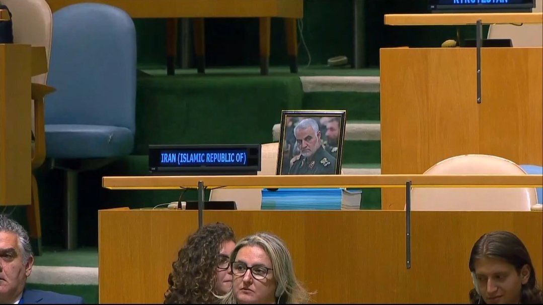 TheCradleMedia's tweet photo. Although the Iranian delegation was absent during Netanyahu’s UNGA speech, a portrait of late IRGC Quds Force Commander Qassem Soleimani attended in their place. https://t.co/mxiM0EQVs0