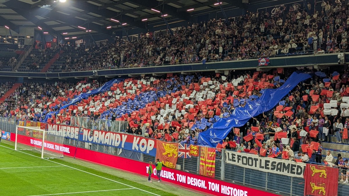 MrMenou's tweet photo. Un jeudi soir à 20h45 :

C'est de la Coupe d'Europe ? De la Ligue 1 ? Une finale de coupe ?

Non... C'est Malherbe bébé ! 

#SMCFCR #TeamSMC 🔴🔵 https://t.co/R8R3kmIz5q