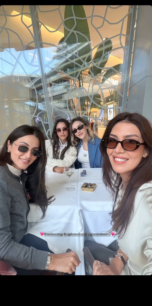 TOMMYVSP's tweet photo. So Emin was at an all-girls makeup event? 🤡😂 Shippers, your EmSu theories are sinking again. He’s out here meeting new people while you’re still searching for signs. 😭👀
#Arafta #EmSu https://t.co/BPYqZSphYl