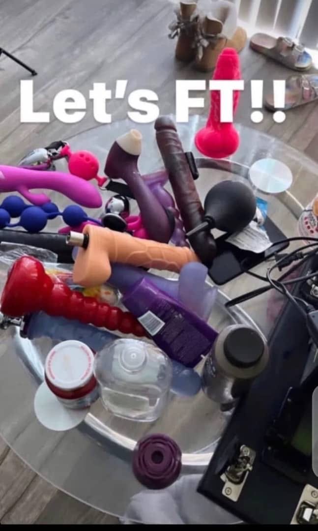 jassiejayft's tweet photo. Like to play with my toys 💦 https://t.co/ZyNhC4Ga28