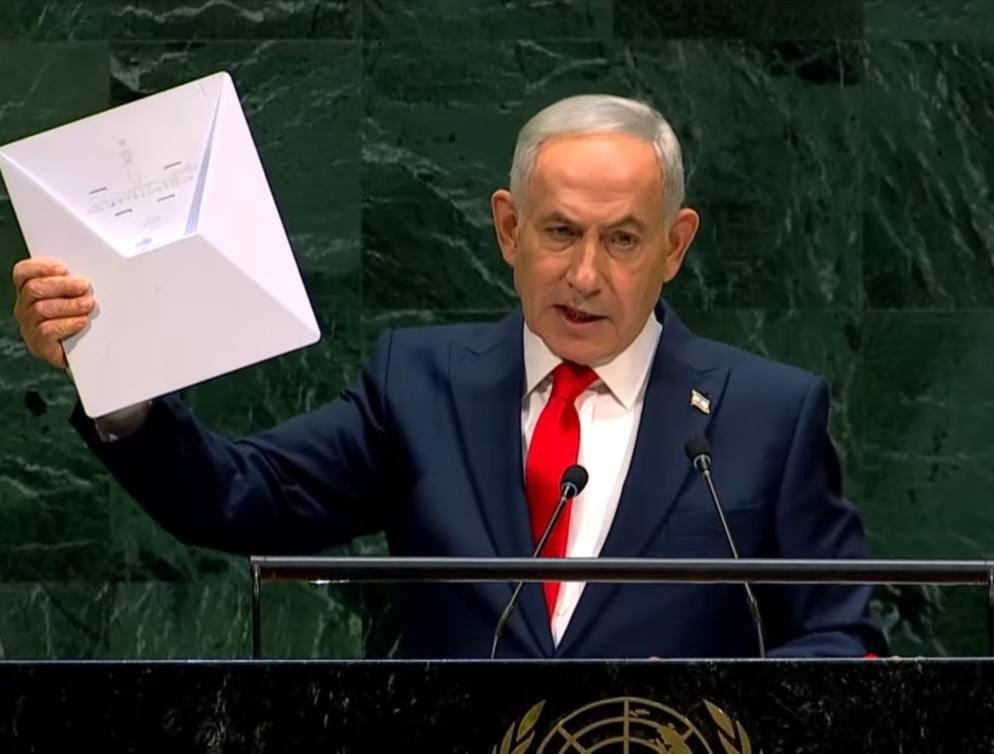 IsraelPersian's tweet photo. نخست وزیر نتانیاهو: ما نمی‌ترسیم. اما به شما می‌گویم چه کسی می‌ترسد. دیکتاتورهای تهران؛ آن‌ها هستند که می‌ترسند. و می‌دانید از چه چیزی بیشتر از همه می‌ترسند؟ از مردم خودشان. از مردم شجاع ایران که برای مدت‌های طولانی، فداکاری‌های بسیاری کرده‌اند.
حکومت ایران به‌ویژه زمانی می‌ترسد که مردمش این را داشته باشند. این یک وسیله ارتباطی است؛ استارلینک، که به مردم امکان می‌دهد به حقیقت دسترسی پیدا کنند، انتخاب کنند، و از آزادی اندیشه و آزادی بیان برخوردار باشند.
به همین دلیل است که حکومت ایران میلیون‌ها و میلیاردها دلار صرف سانسور اینترنت می‌کند. آقای رییس، من این وسیله را نزد شما می‌گذارم تا آن را به هیات نمایندگی جمهوری اسلامی بدهید؛ تا وقتی که آن‌ها، دیر یا زود، ناگزیر به جدا شدن و ترک حکومت شدند، آن‌ها هم بتوانند آزادانه داستان خود را در شبکه‌های اجتماعی بازگو کنند.