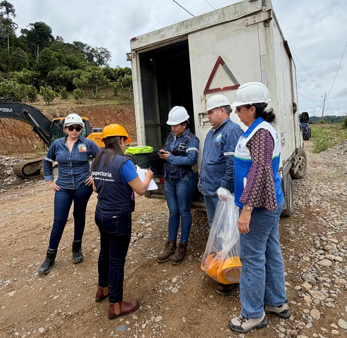 IESSNapo's tweet photo. #IESSenTerritorio 🩺| @IESS_Napo realizó una inspección integral al Consorcio Florida, en la parroquia Chontapunta, cantón Tena, para verificar el cumplimiento de obligaciones laborales y la afiliación de sus trabajadores.

🤝 Esta acción contó con el apoyo de @Pastaza_IESS https://t.co/i8HSaiJ4q8