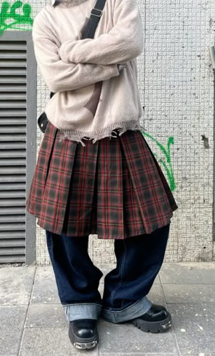 st4rtiss's tweet photo. i kinda wanna see juhoon in outfits like this wearing a skirt over pants actually looks cool https://t.co/LBf13ylgEY