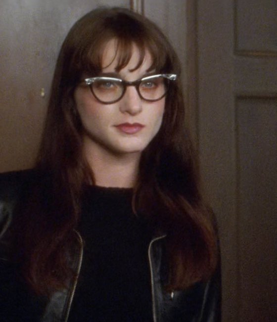 theplnkopaque's tweet photo. this diva in the background of like 2 scenes in mulholland drive gives me gender envy https://t.co/aZIdLysjCe