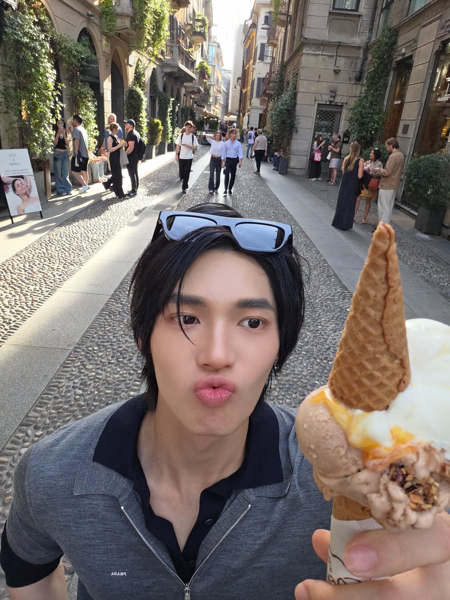 WinmetawinO's tweet photo. City strolls 
#PradaSS27 #Prada @Prada 

WIN DEFINES PRADA SS27

#PRADASS27xWIN 
#winmetawin @winmetawin https://t.co/IEwtcj35wZ