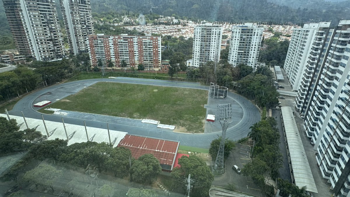 carlosbarajash's tweet photo. Le están echando candado a todo en Bucaramanga menos a los delincuentes? 

🚨 CERRARON EL ESTADIO DE ATLETISMO, ENRIQUE FIGUEROA 

🚨Cerraron otra vez casa búho por fallas eléctricas y un incendio?

🚨 Cerraron los centros Recrear por la contaminación de las piscinas y por el deterioro de las canchas?…Les quedó grande mantener su funcionamiento?

🚨 Cerraron algunas aulas de colegios por su deterioro en la infraestructura ?

🚨 Cerraron el centro de atención infantil de estoraques? 

Mejor dicho le están poniendo candado a todo y los ladrones, jíbaros y sicarios, como Pedro por su casa. 

Les tocó poner tutela para reabrir el estadio de atletismo? 

@Cportilla40 Ud es el alcalde, como así que Olinto Africano ordena cerrar el estadio de atletismo? Ese es un espacio de los bumangueses. será que a la señora que dicen que también manda allá, no le gusta que vayan a hacer deporte al estadio de atletismo uno que otro que piensa diferente a ella y no le dice amén? A don Olinto será que le quedó grande tener activo los recrear y ahora también el estadio de atletismo? No les sale una bien