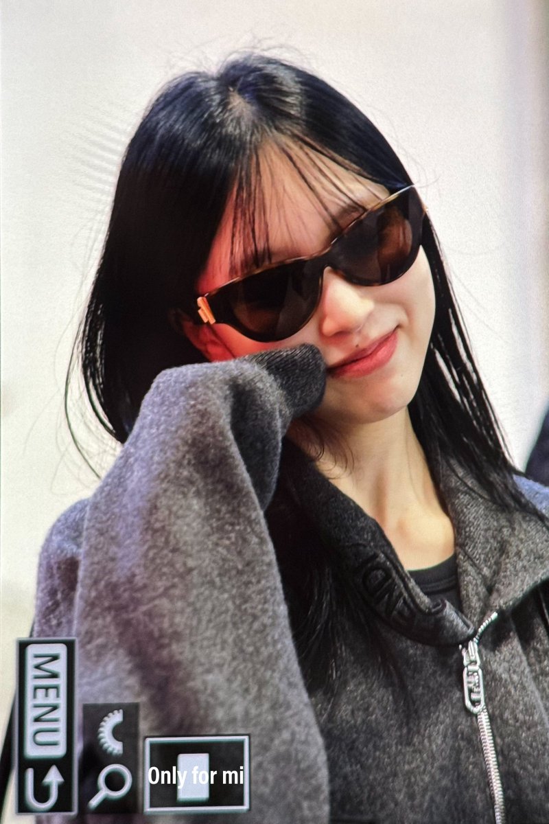 MinaMyouiBase's tweet photo. Mina is officially departing from Milan! 🤍

She looked absolutely adorable at the airport today. Thank you so much for an incredible few days filled with gorgeous looks and amazing moments, Mina!

🚨 ONCE, please remember to go drop a like and comment on her latest Instagram post! Let's maximize the engagement on it and show her all the support she deserves!

#FendiSS27xMina #FendiSS27 #MYOUIMINA #FENDIxMINA