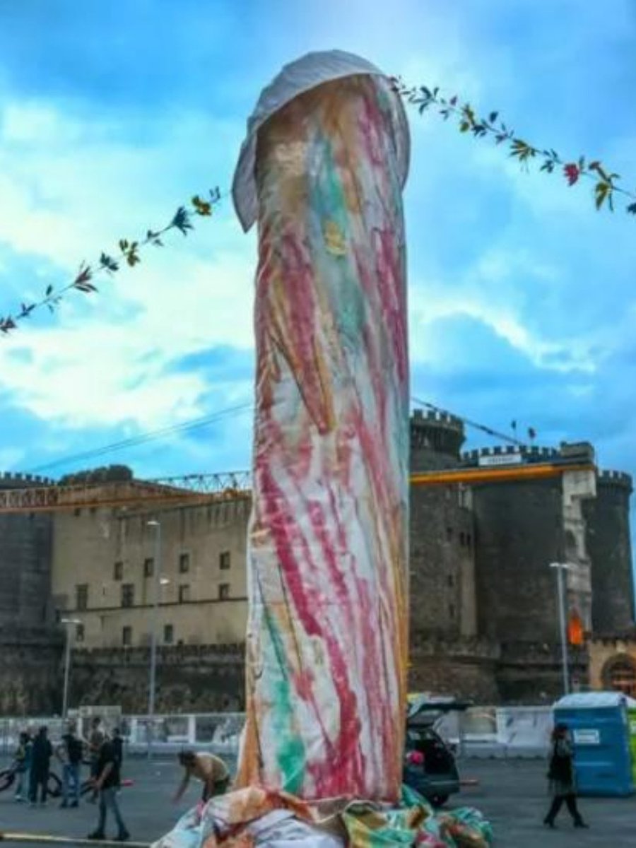 GeomLomasto's tweet photo. @AzzurraBarbuto E questo obbrobrio arriva dopo il #fallo!
Da vere opere d'arte a vere opere ideologiche di 💩!
Ecco come è passata #Napoli nelle mani dei #comunisti da capitale a ghetto #islamico!
Il popolino si vende per i sussidi,
ma in che misura questi #sussidi vanno ai napoletani?! 🤔 https://t.co/tcK1IFdTyA