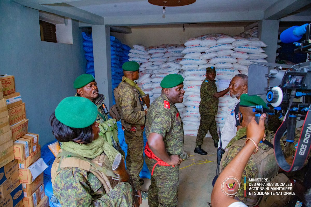 Evebazaiba's tweet photo. Je remercie et félicite nos vaillants militaires pour leur gracieuse contribution dans l’assistance humanitaire apportée à nos compatriotes déplacés internes à Bunia. Un coup de pouce patriotique:symbole de leur amour et solidarité à leurs  frères en situation de vulnérabilité. https://t.co/JWsymUmXNG